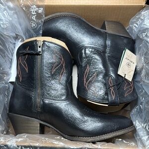 NIB Ariat Darlin Boots